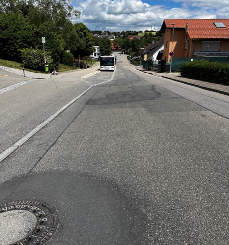 Eine Aufnahme vom Straßenbelag der Schwimmbadstraße in Bonndorf, die den schelchten Zustand der Straße zeigen soll.