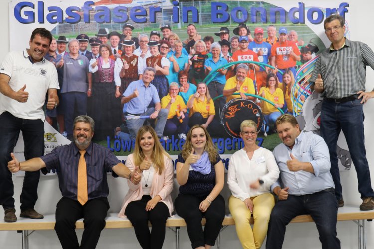 Mitarbeiter der Stadt Bonndorf mit erhobenem Daumen. Thema Glasfaserausbau in Bonndorf und Ortseilen