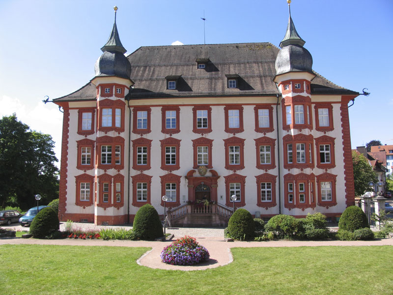 Frontansicht mit Grünfläche vornedran vom Schloss Bonndorf im Schwarzwald
