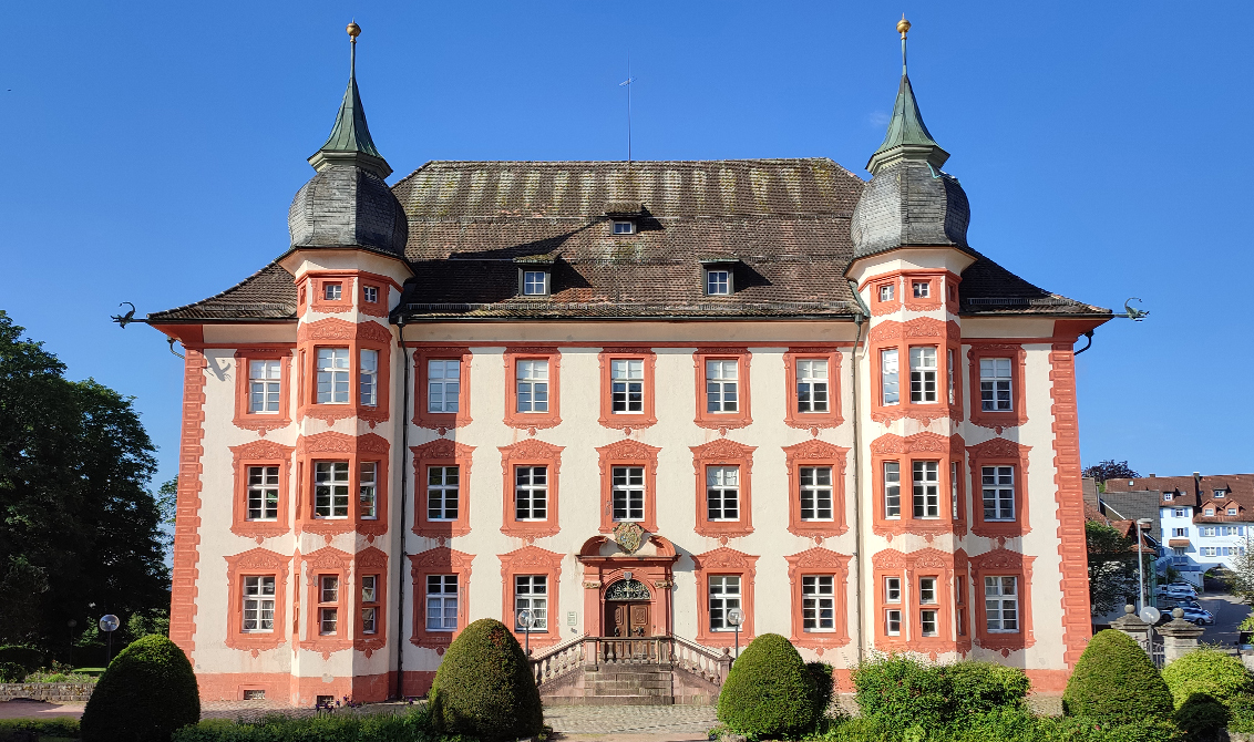 Frontansicht vom Bonndorfer Schloss im Morgenlicht